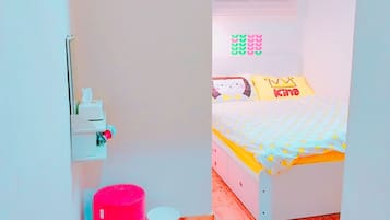 (B) Double Room, Private Bathroom | Hochwertige Bettwaren, Schreibtisch, Verdunkelungsvorhänge