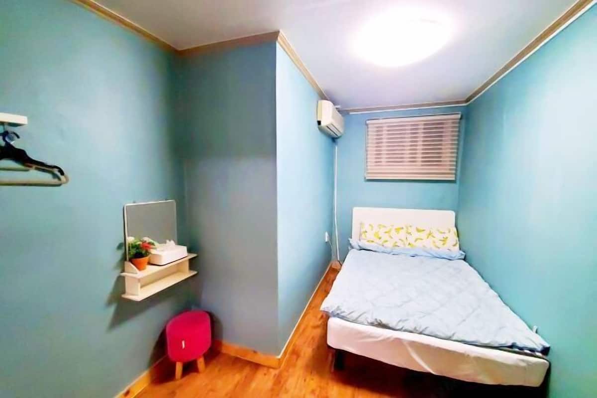 Premium bedding, desk, blackout drapes, soundproofing
