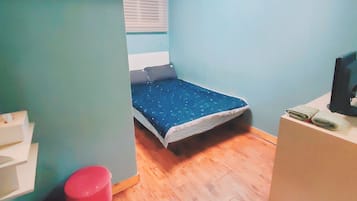 Ropa de cama de alta calidad, escritorio y cortinas blackout
