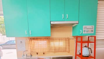 Refrigerador, arrocera, utensilios de cocina, especias
