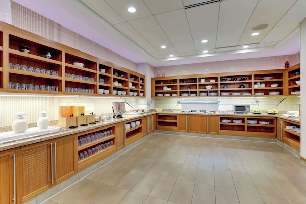 Aperto a colazione, pranzo e cena, cucina americana