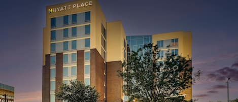 Un edificio de varios pisos con un letrero que dice 'HYATT PLACE'.