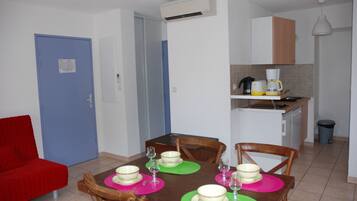 Daily continental breakfast (EUR 8.9 per person)