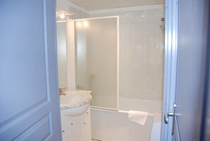 Apartment, 1 Bedroom, for 4 people | Bathroom - UZES APPART HOTEL (Uzès)