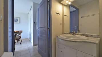 Appartement, 1 slaapkamer | Badkamer | Een haardroger, handdoeken, zeep, shampoo