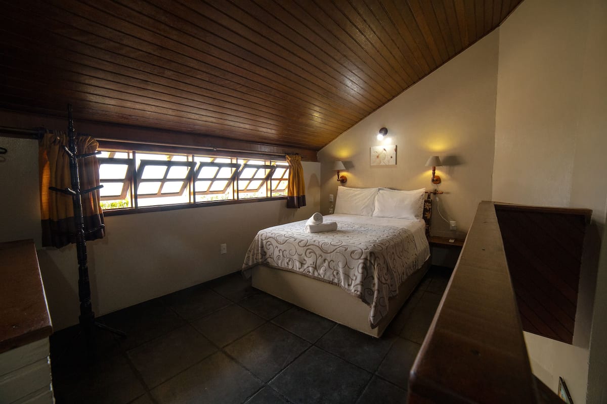 Escritorio, wifi gratis y ropa de cama 