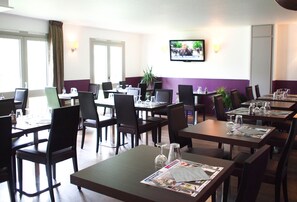 Daily buffet breakfast for a fee - Hôtel Inn Design & Restaurant Rochefort (Rochefort)