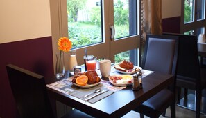 Petit déjeuner buffet (9.50 EUR par personne)