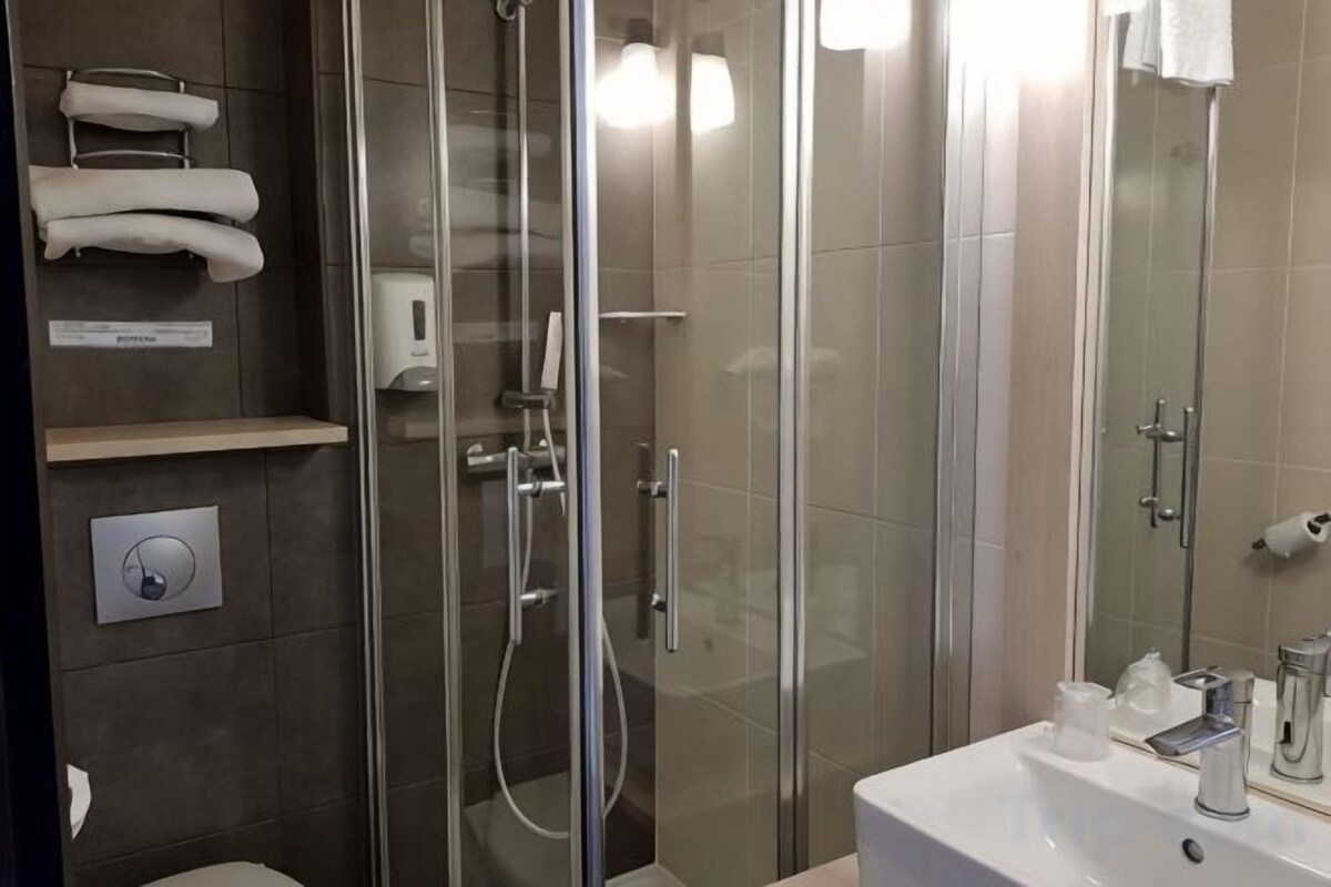 Douche, sèche-cheveux, serviettes fournies