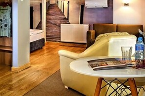 Small Studio Apartment in the attic (lowest ceiling height 150 cm) | Oleskelualue | 50–tuumainen LCD-televisio, jossa korkealuokkaiset TV-kanavat