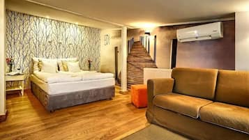 Small Studio Apartment in the attic (lowest ceiling height 150 cm) | 1 dormitorio, caja fuerte, decoración individual