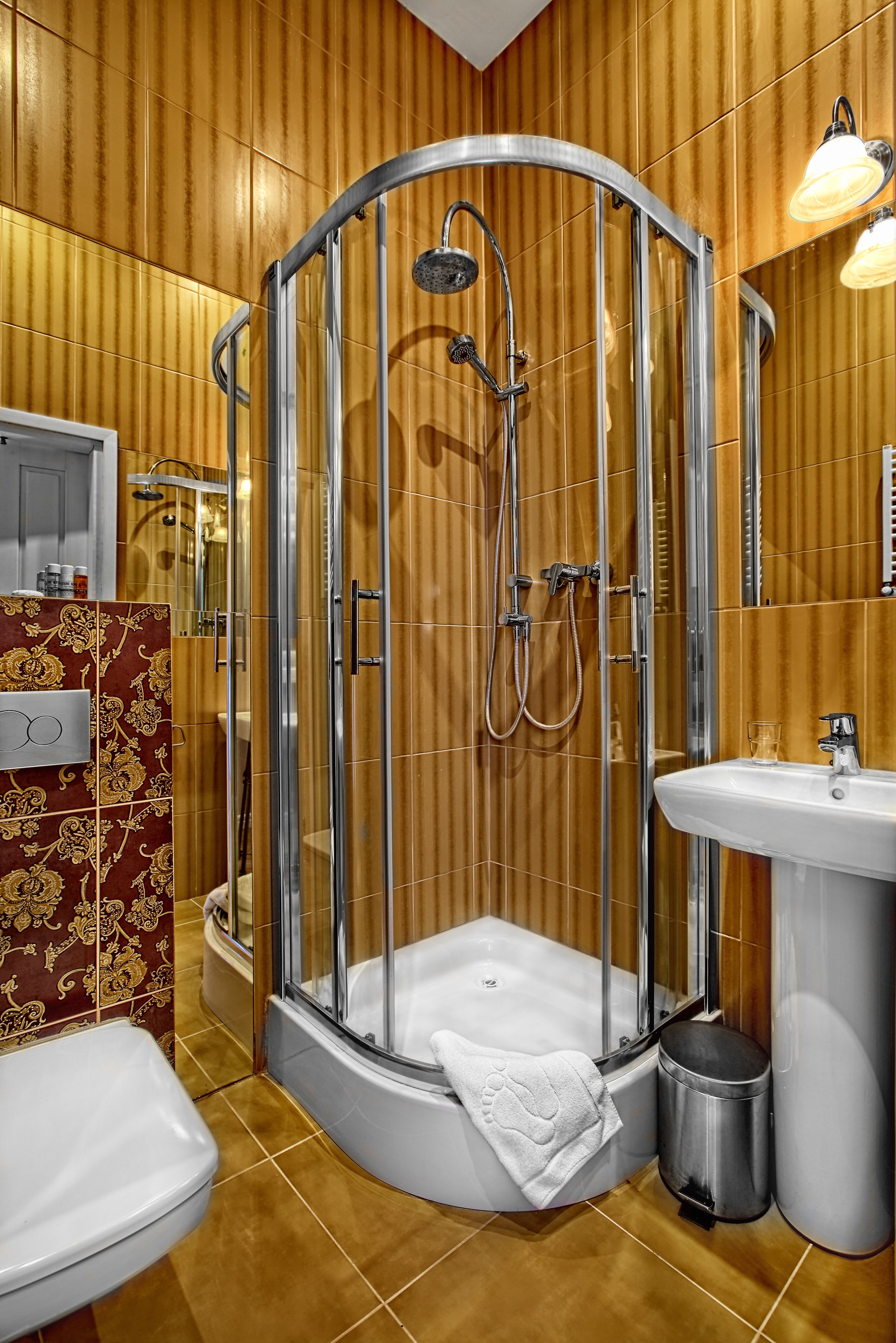 shower, free toiletries, hair dryer, towels