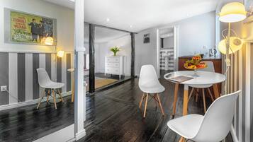 Suíte, 1 quarto | 1 quarto, cofres nos quartos, individualmente decorados