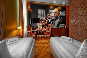 Zimmersafe, individuell dekoriert, laptopgeeigneter Arbeitsplatz