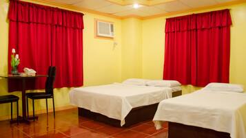 Een bureau, een laptopwerkplek, verduisterende gordijnen, beddengoed