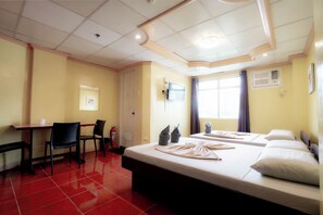 Deluxe driepersoonskamer, toegankelijk voor mindervaliden, uitzicht op de stad | Een bureau, een laptopwerkplek, verduisterende gordijnen, beddengoed