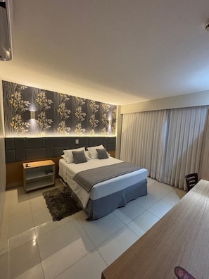 Quarto casal luxo | 2 quartos, frigobar, cofres nos quartos, escrivaninha