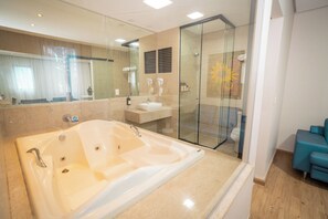 Suite (Master) | Salle de bain | Douche, articles de toilette (gratuits), séchoir à cheveux