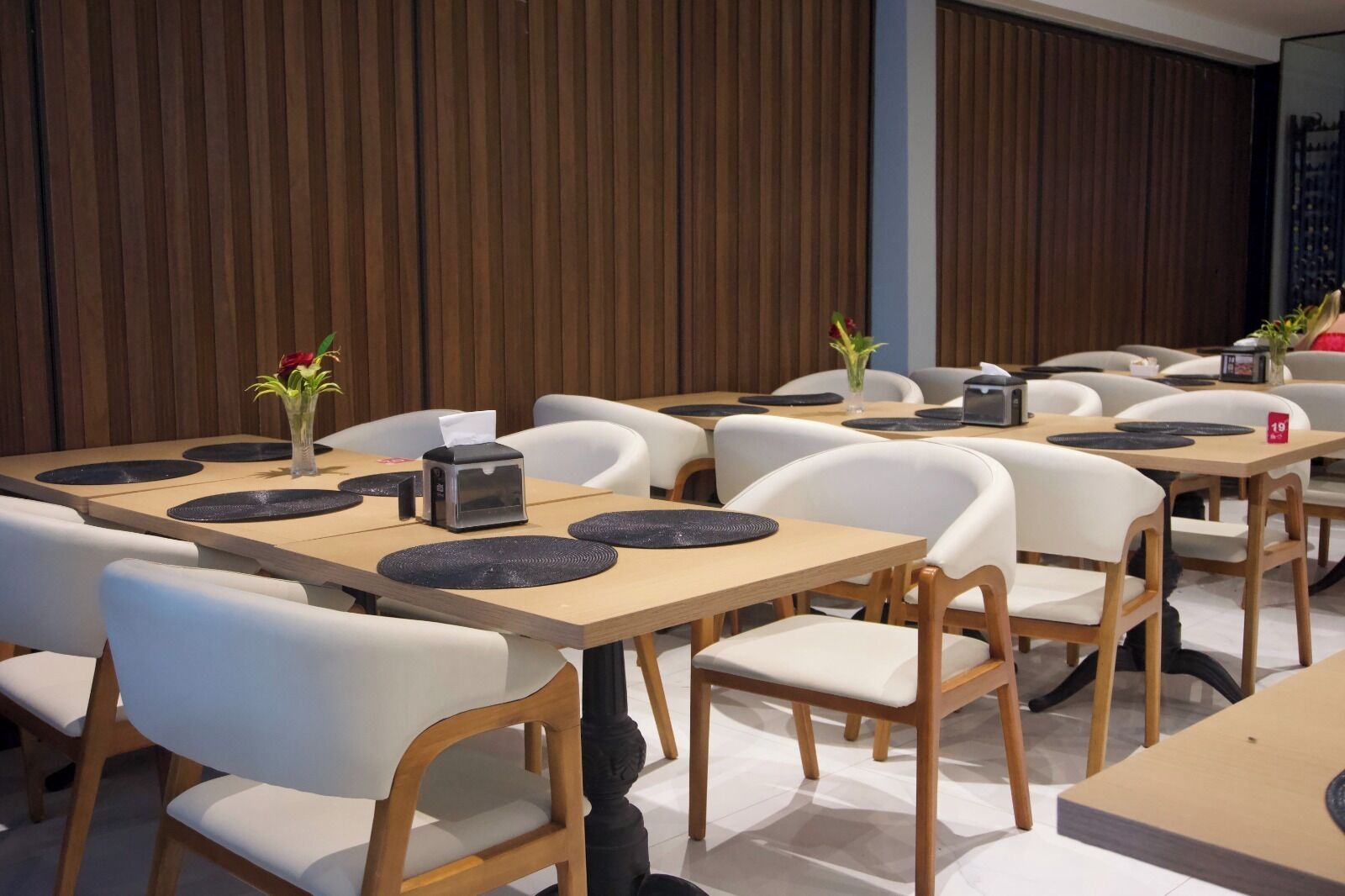 breakfast, lunch, dinner served; international cuisine