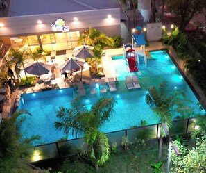 Piscine extérieure, cabanons gratuits, chaises longues