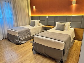 Deluxe  Twin  Room | มินิบาร์, ตู้นิรภัยในห้องพัก, โต๊ะทำงาน, ผ้าม่านกันแสง