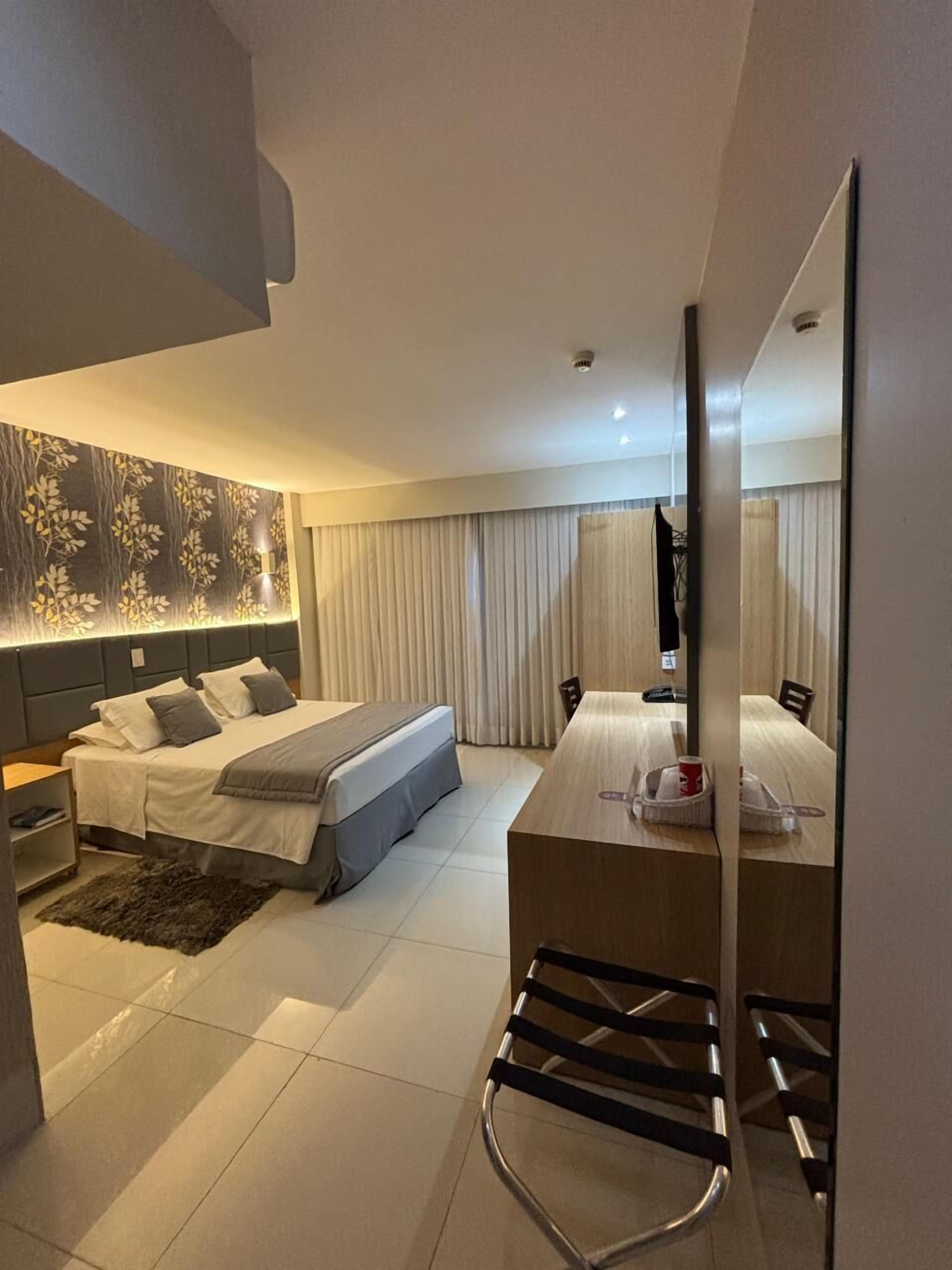 Minibar, caja de seguridad en la habitación y escritorio 