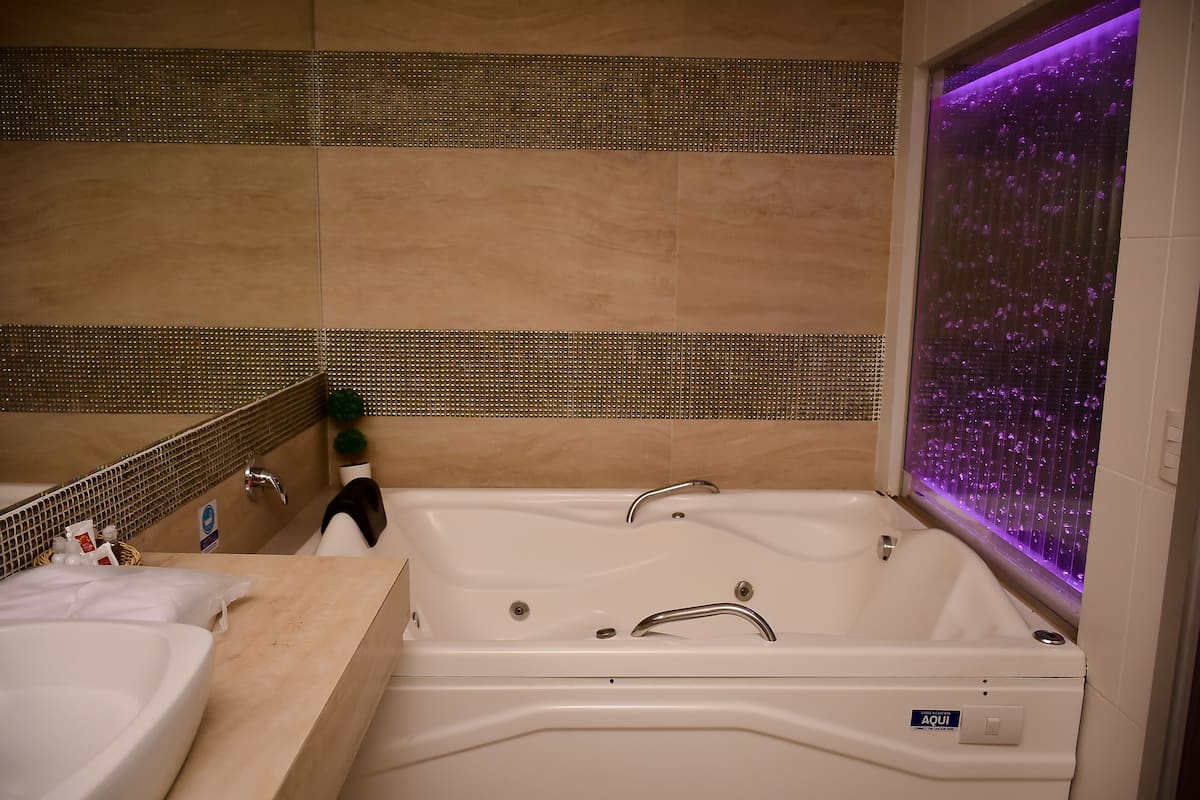 presidential suite | bathroom | shower, free toiletries, hair dryer, towels