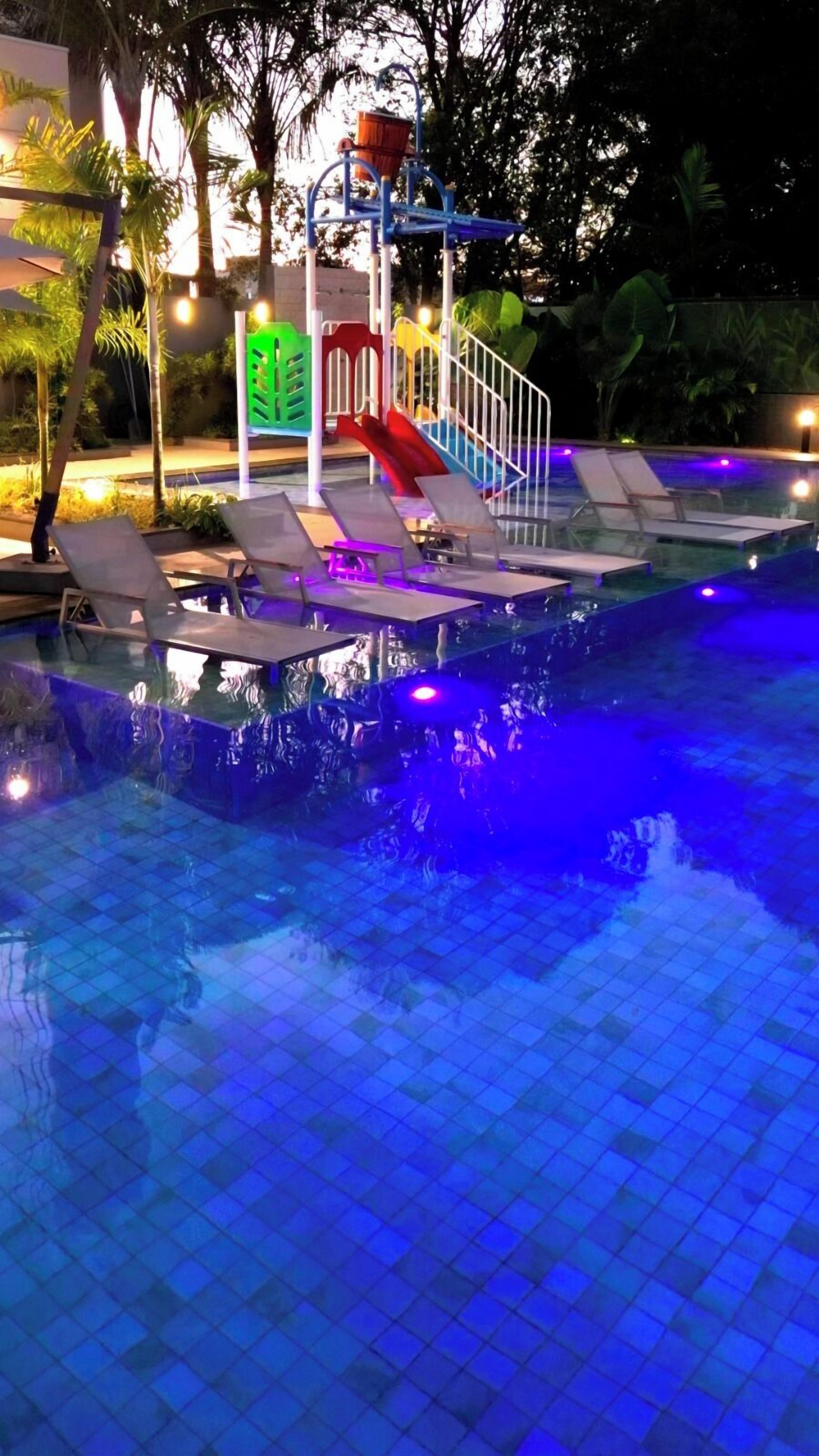 室外泳池；09:00 至 22:00 開放；免費小屋、躺椅