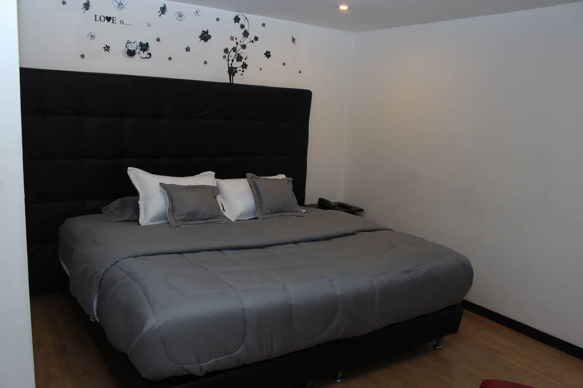 Habitación doble superior, 1 cama de matrimonio grande | Wifi gratis y ropa de cama
