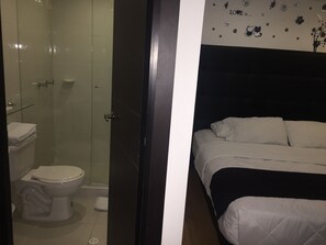 Standard-Doppelzimmer, 1 Doppelbett | Badezimmer | Dusche, Handtücher