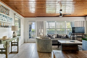 Suite, 2 chambres | Coin séjour | Télévision à écran plat