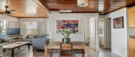 Suite, 2 habitaciones | Área de sala de estar | Televisión de pantalla plana