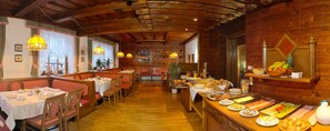 Breakfast and dinner served, Regional cuisine - Hotel und Aparthotel Almrรถsl (Huettschlag)