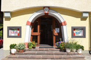 Property entrance - Hotel und Aparthotel Almrรถsl (Huettschlag)