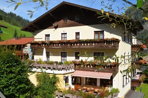 Front of property - Hotel und Aparthotel Almrösl (Huettschlag)