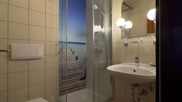 Double Room Single Use | Bathroom | Shower, free toiletries, hair dryer, towels
