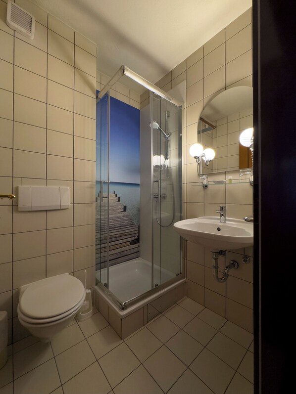Doppia uso singolo | Bagno | Doccia, set di cortesia gratuito, asciugacapelli, asciugamani