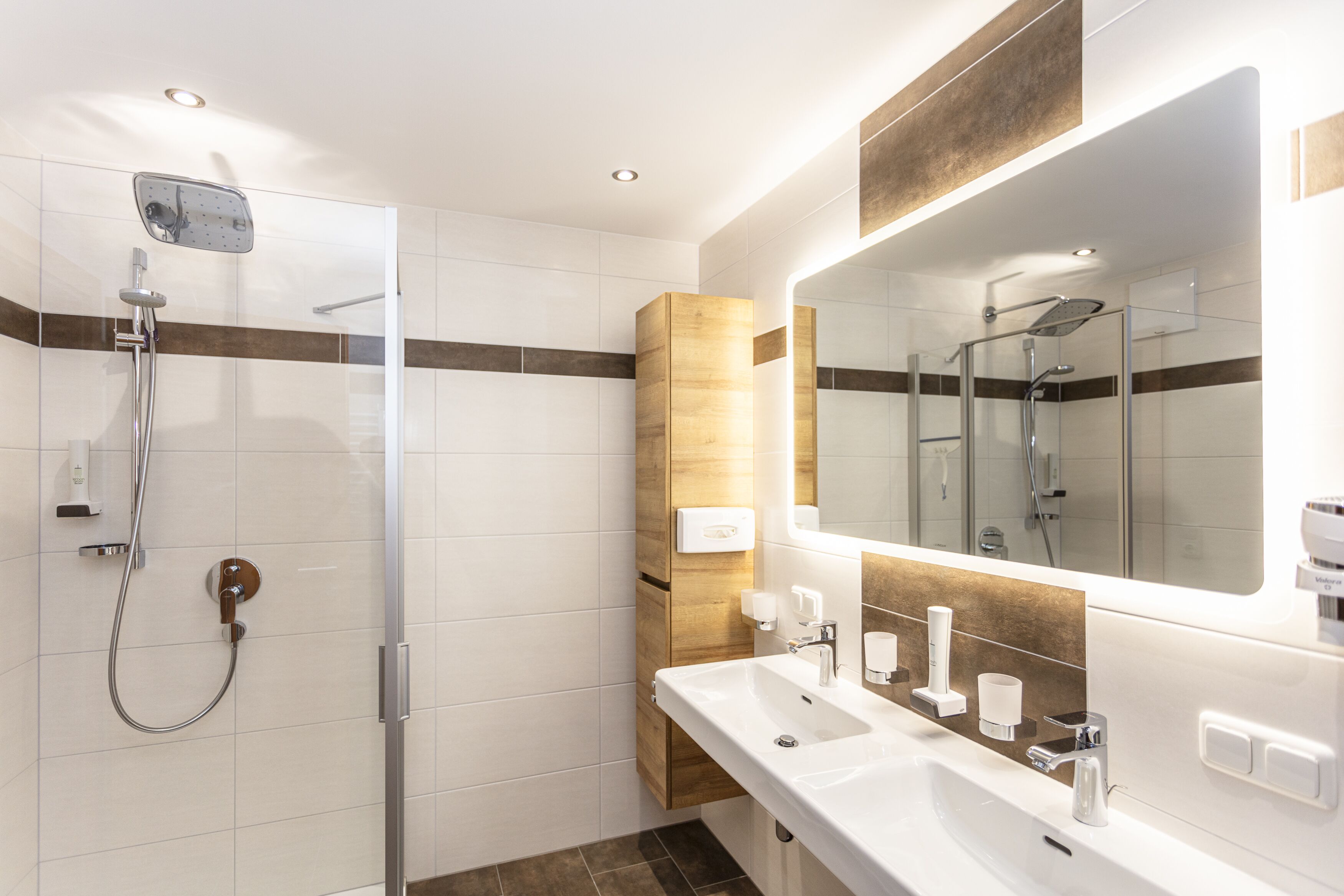 comfort condo, 2 bedrooms, balcony, mountain view (birkenblatt, incl. cleaning fee) | bathroom | shower, hair dryer, bathrobes, towels