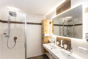 Condo Confort, 1 habitación, balcón, vista a la montaña (Birkenblatt) | Baño | Regadera, secadora de cabello, batas, pantuflas 
