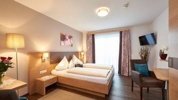 Kamar Double Comfort, 1 Tempat Tidur King, Bebas Asap Rokok, balkon (Blume) | Seprai antialergi, meja kerja, dan ruang kerja ramah laptop