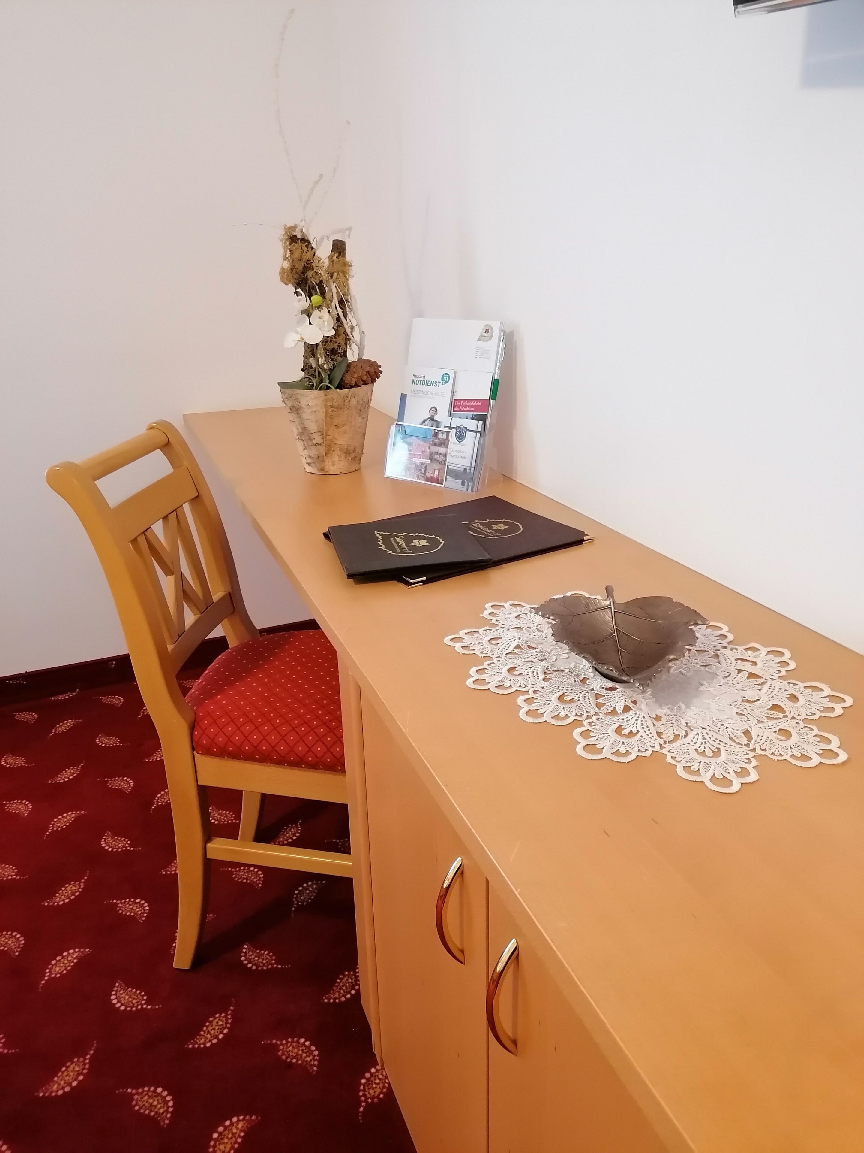 classic double room, 1 king bed (birke) | living area | flat-screen tv