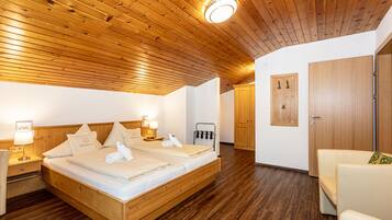 Deluxe-Apartment, 2 Schlafzimmer, Balkon, Bergblick (Birkenzweig, incl. cleaning fee) | Allergikerbettwaren, Schreibtisch, laptopgeeigneter Arbeitsplatz