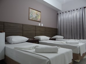 Minibar, tabla de planchar con plancha, wifi gratis y ropa de cama