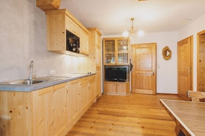 Appartement traditionnel, 1 chambre, balcon, vue sur la montagne (Typ 2, 90€ fee excluded) | Coffre-fort, système d’insonorisation, accès au Wi-Fi (inclus)
