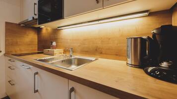 Signature Room, Balcony, Mountain View | Private kitchen | Fridge, microwave, dishwasher, coffee/tea maker