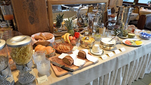 A buffet table with various food items and a coffee station. - Hotel - Gasthof Jäger Heim GmbH (Schlitters)