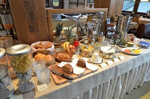 Una mesa de buffet con diversos alimentos y una estación de café.