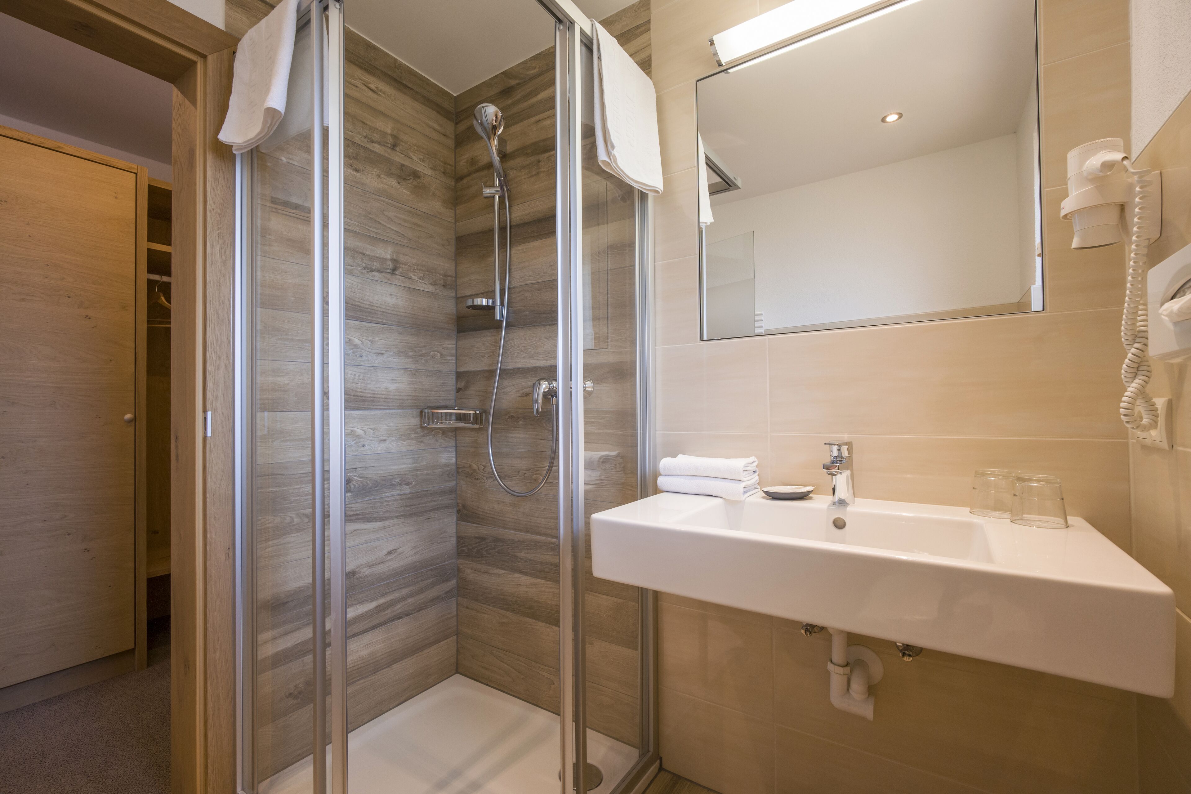 Comfort-Doppelzimmer, Balkon, Bergblick (Falkennest Tirol) | Waschbecken im Bad