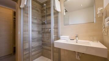 Comfort Double Room, Balcony, Mountain View (Falkennest Tirol) | Bathroom sink