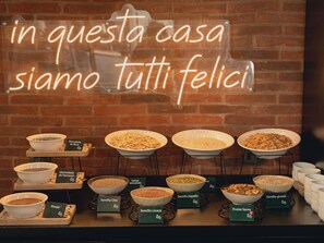 Buffet déjeuner servi tous les jours en supplément